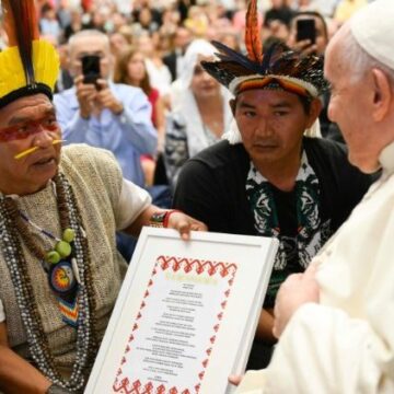 El Papa recibió en regalo el “Padre Nuestro” en una lengua amazónica