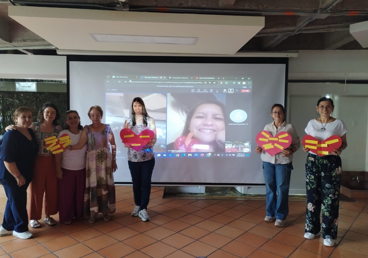 Artesanos de Paz y Living Peace, generan tejidos para educar una nueva sociedad (Colombia)